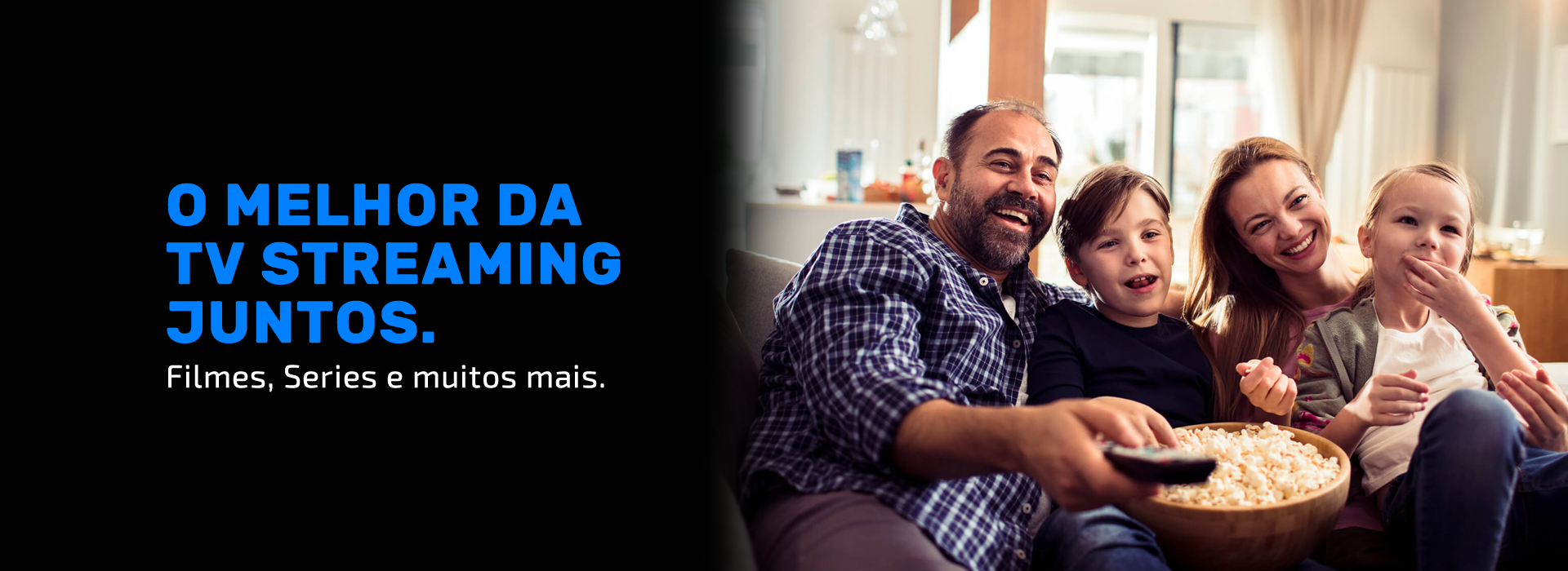 Família feliz assistindo KING TV em diversos dispositivos